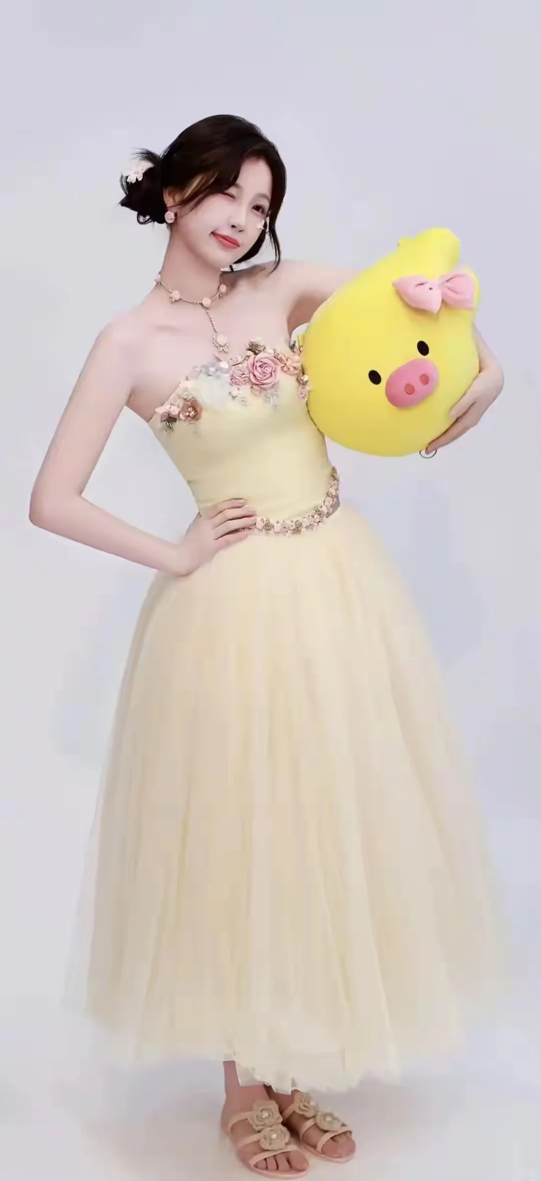 虞书欣写真照太惊艳，肤白貌美身姿曼妙，甜