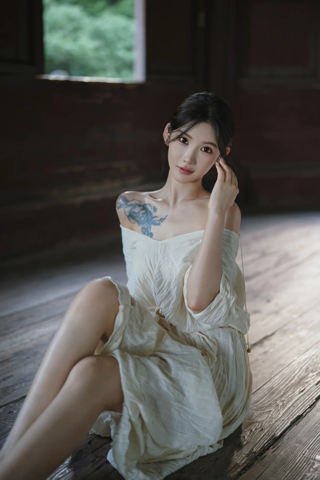 氛围感拍照，窗光与清冷的女生～