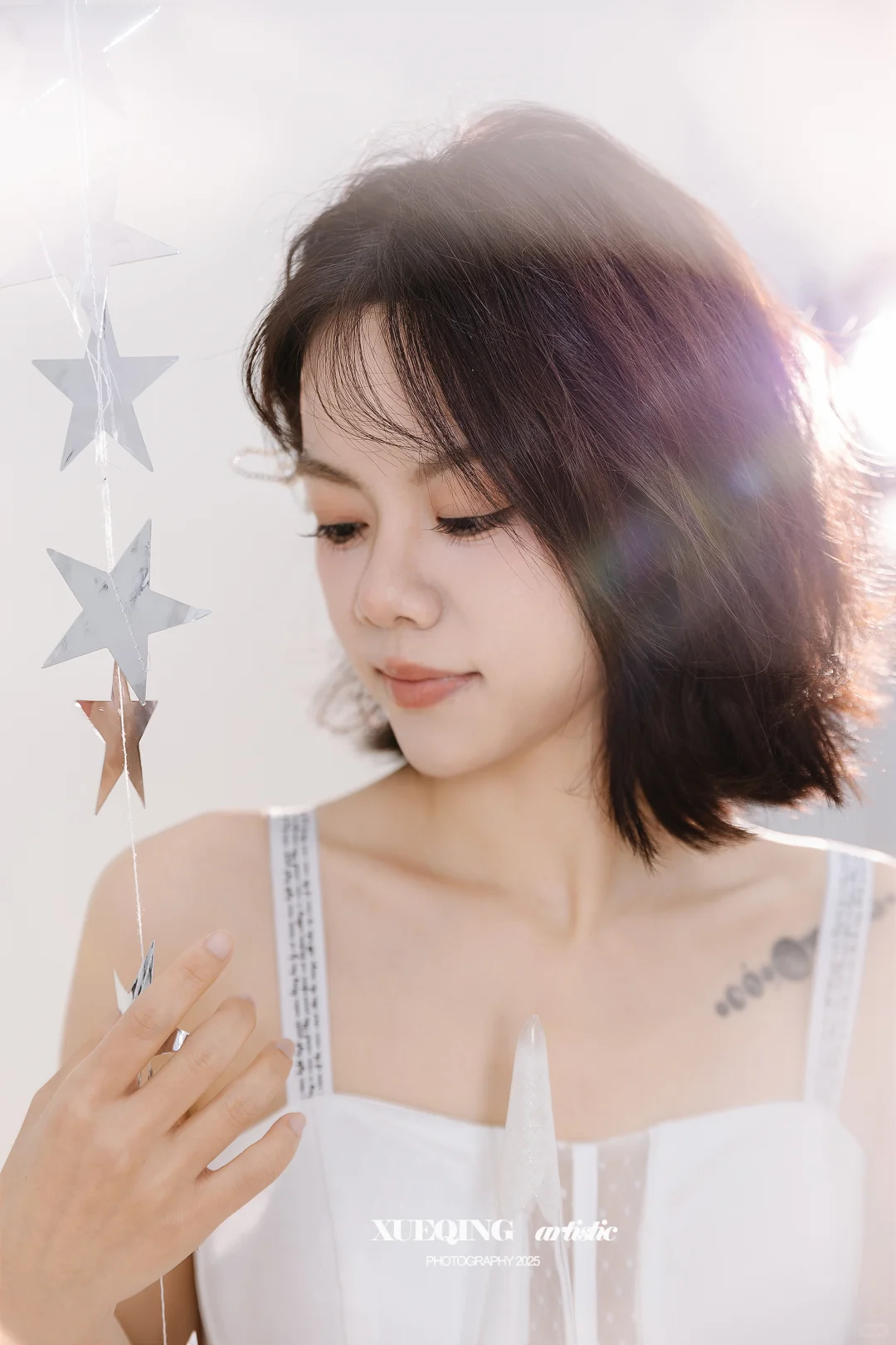 星河坠入眼眸，仙气满满的白色圣诞少女写真