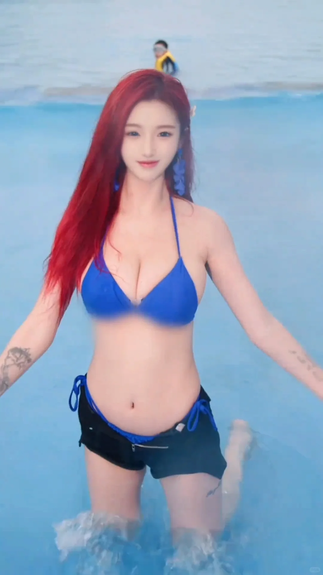 泳池的水有点凉