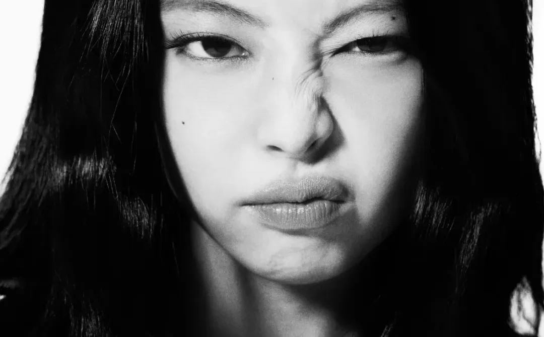 黑胶之下，Jennie 释放无尽酷飒魅力