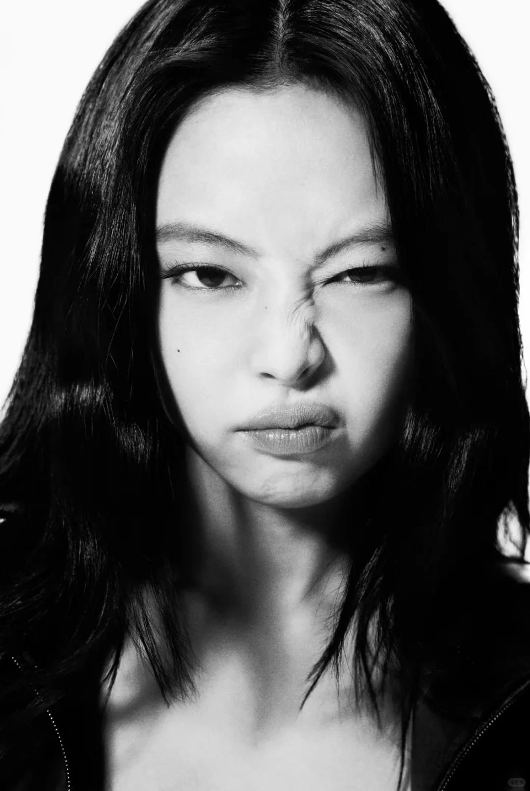 黑胶之下，Jennie 释放无尽酷飒魅力