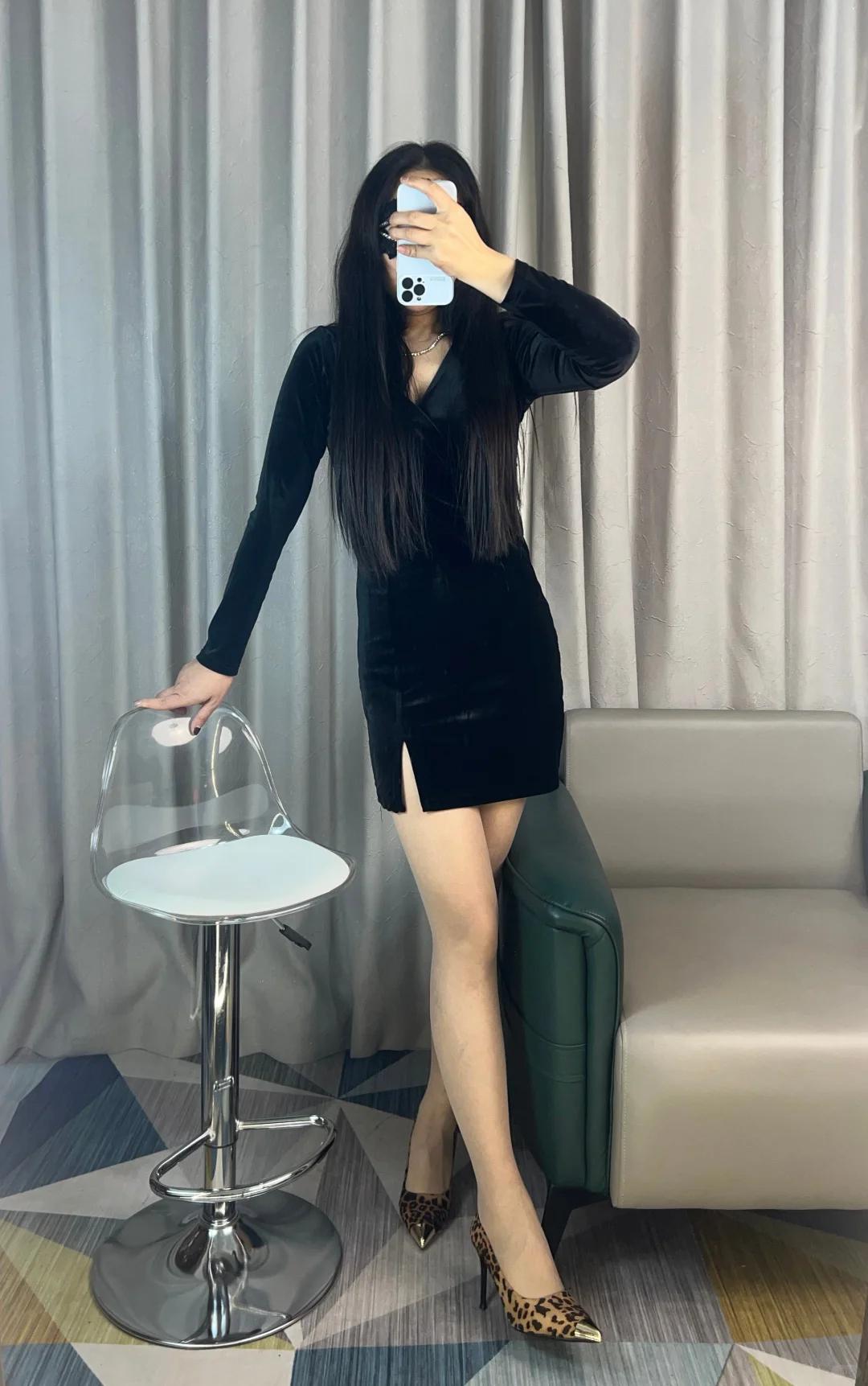 这套穿搭是复古性感风，以丝绒材质和豹纹元