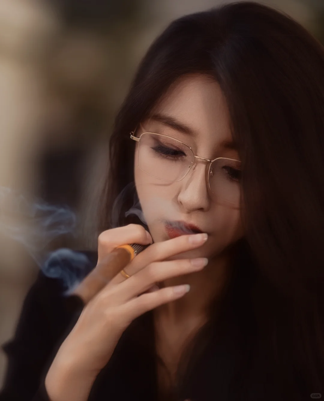 你的爱就像烟圈 不久便消散了