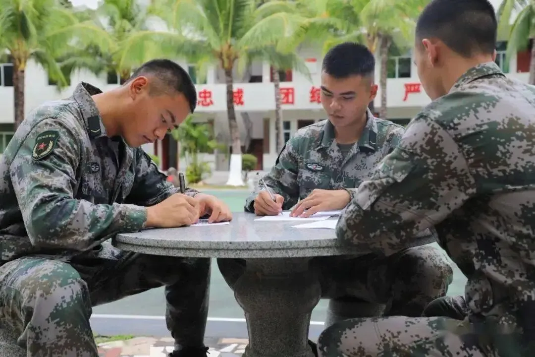 经典老歌|《兵哥哥》——＂想死个人的兵哥哥,去年他当兵到哨所＂,那是妹子站在大门口,最甜最俏的等候