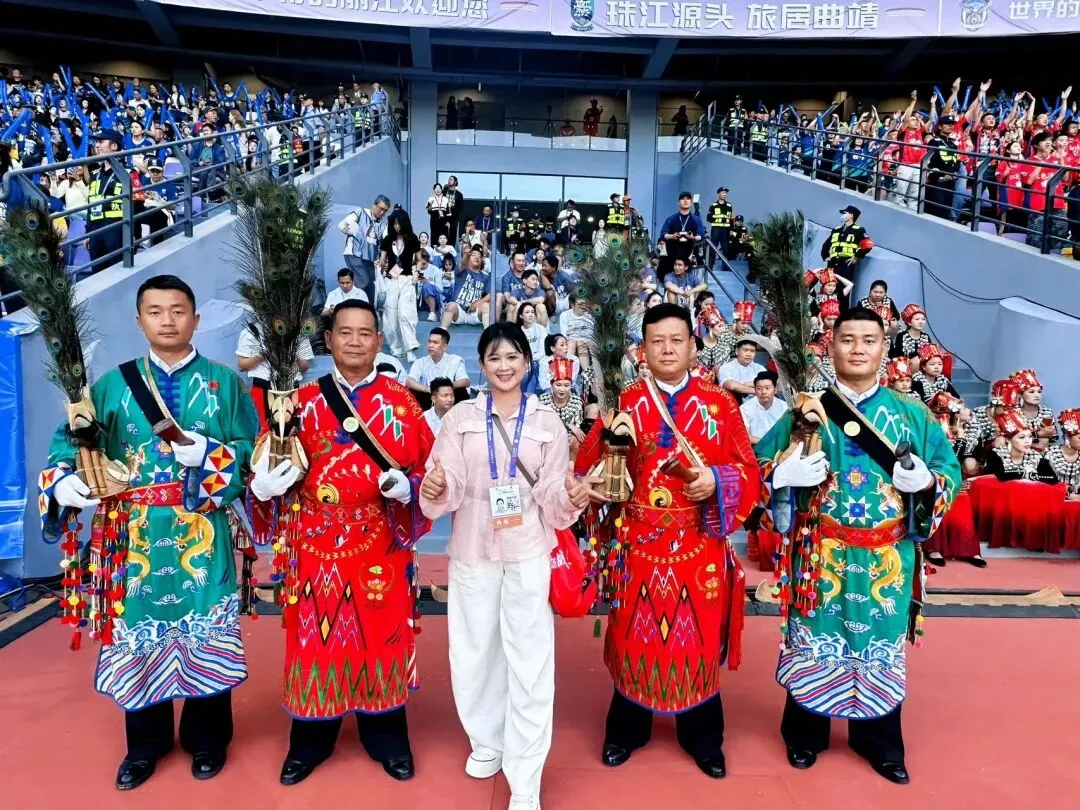 陇川赛场奏响《目瑙纵歌进行曲》:瑙双引路,景颇少女起舞,藏在边疆的非遗狂欢