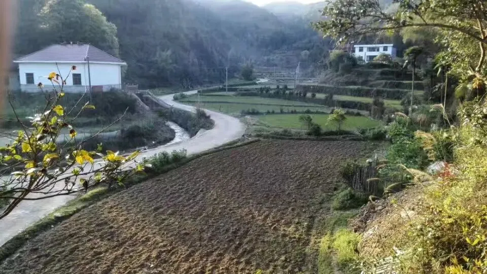 原创歌曲《小时候》,一首关于童年的歌,纪念那个懵懂而纯真的年代.