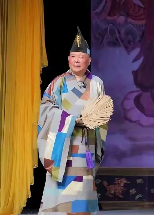 舞台创作有底线!郭德纲魔改红色老歌违规,文旅局启动立案核查