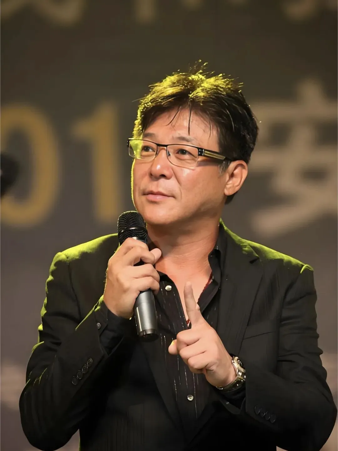 再回首,牛排与老歌里的时光碎片