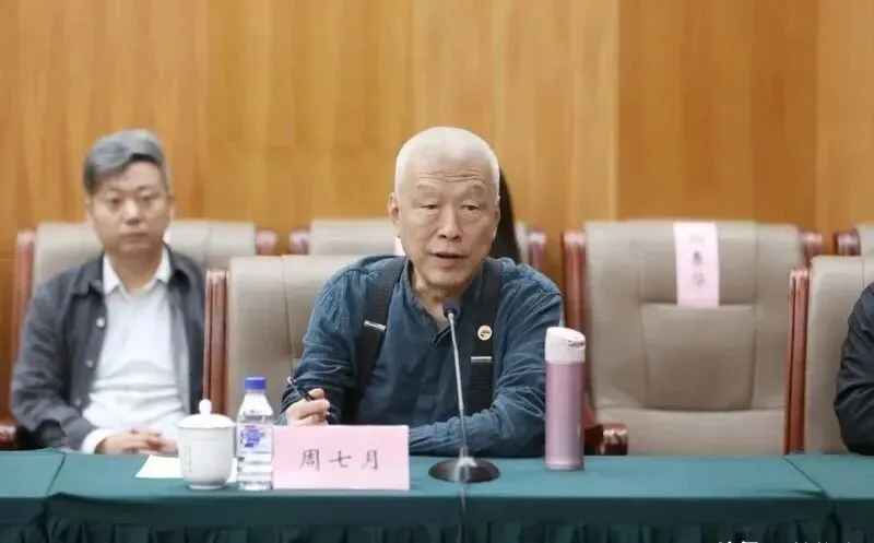 他是“白毛女”的儿子,因几首外文歌曲入狱10年,娶了陈凯歌的妹妹,10年后离婚,儿子也成导演