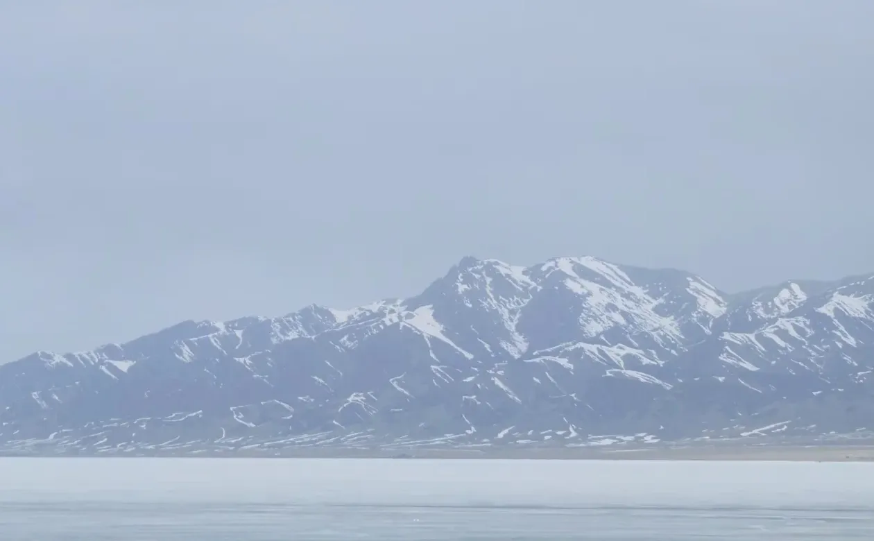 刚到徐州，在云龙湖边上，那边是云龙山