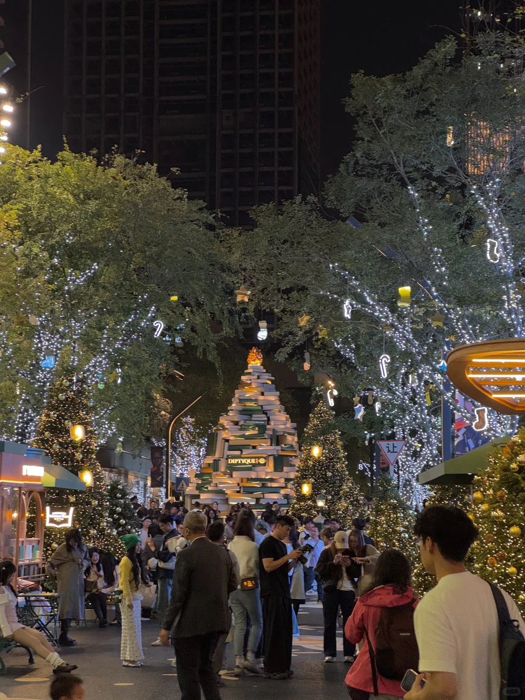 🎄你看，深圳万象天地今年的圣诞布景…