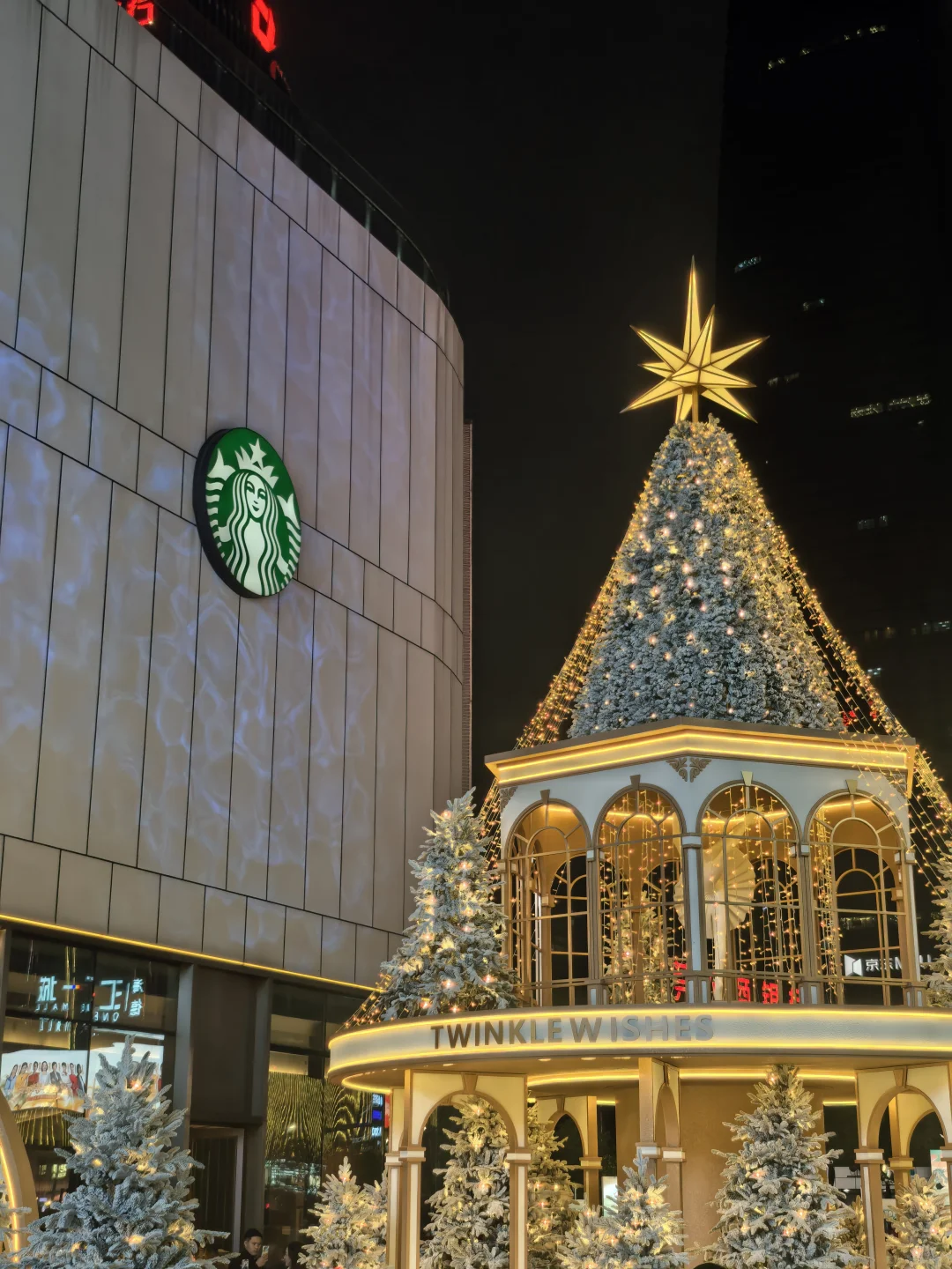 🎄 冲！东莞国贸圣诞树亮灯了，