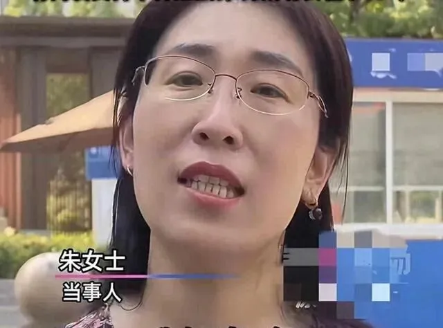 无锡朱女士多次出镜穿搭不重样,网友:券商中层几件衣服都没有吗