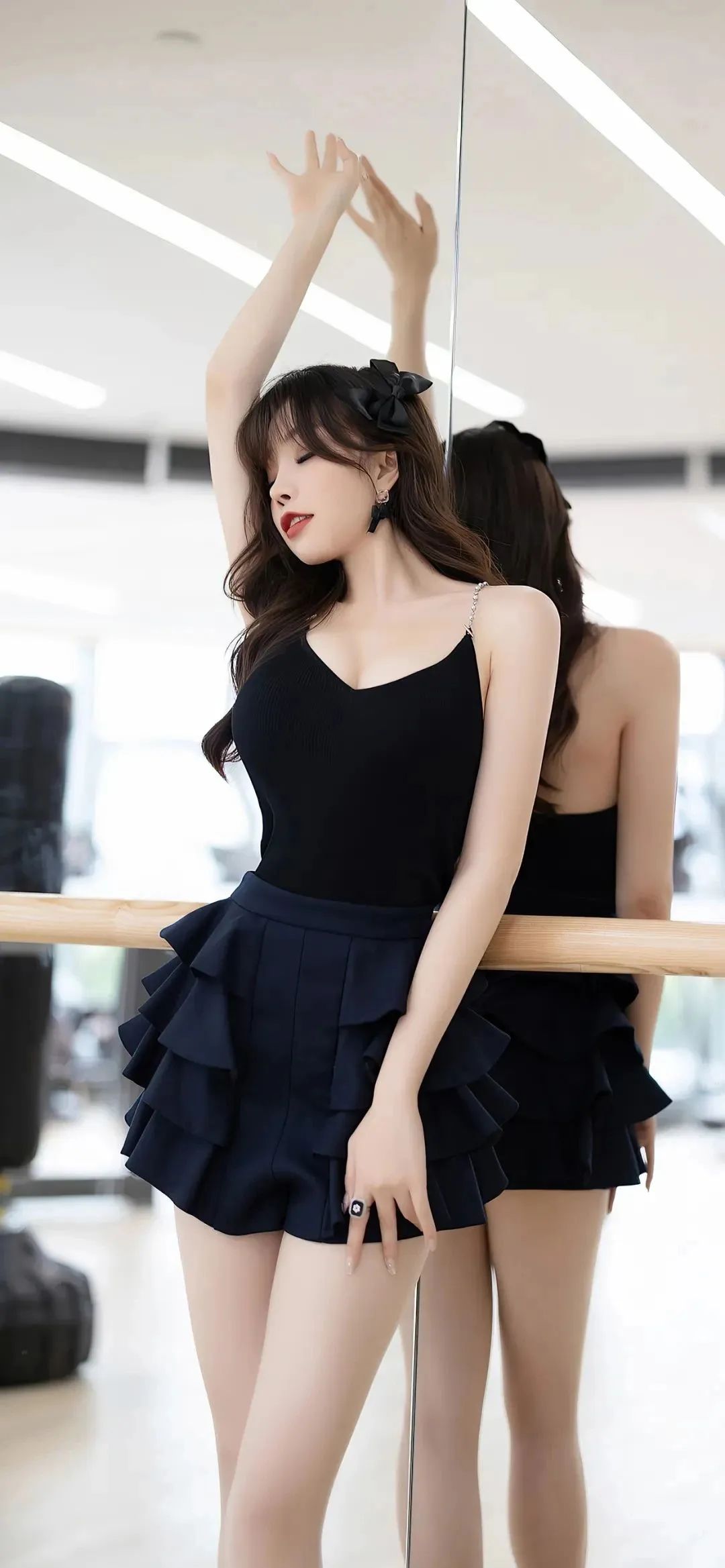 美女壁纸||镜中美女美如画