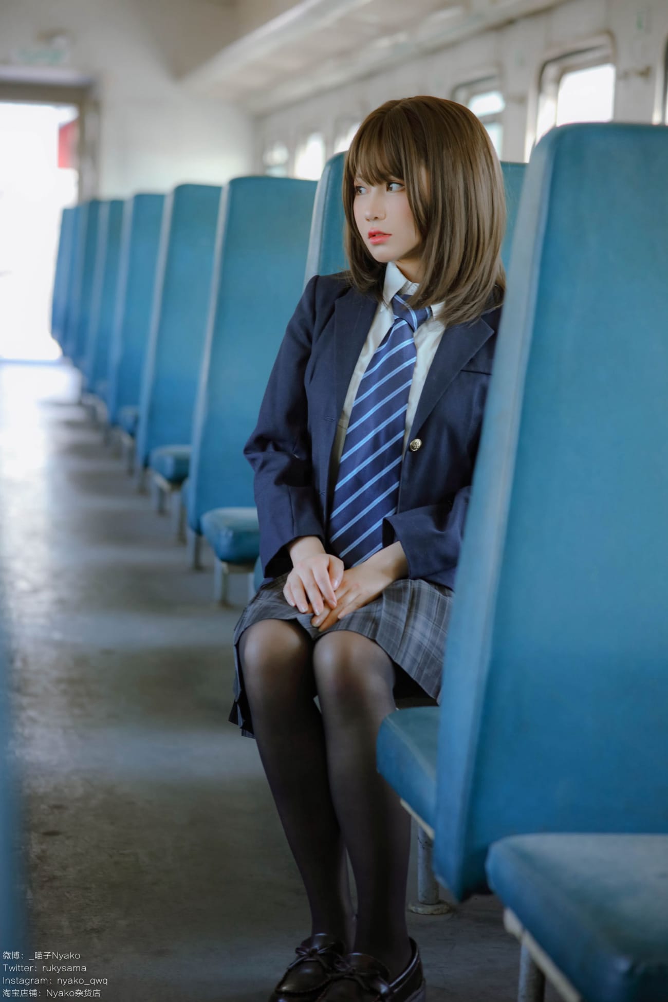 网络美女Nyako喵子火车车厢JK制服黑丝美腿系列写真