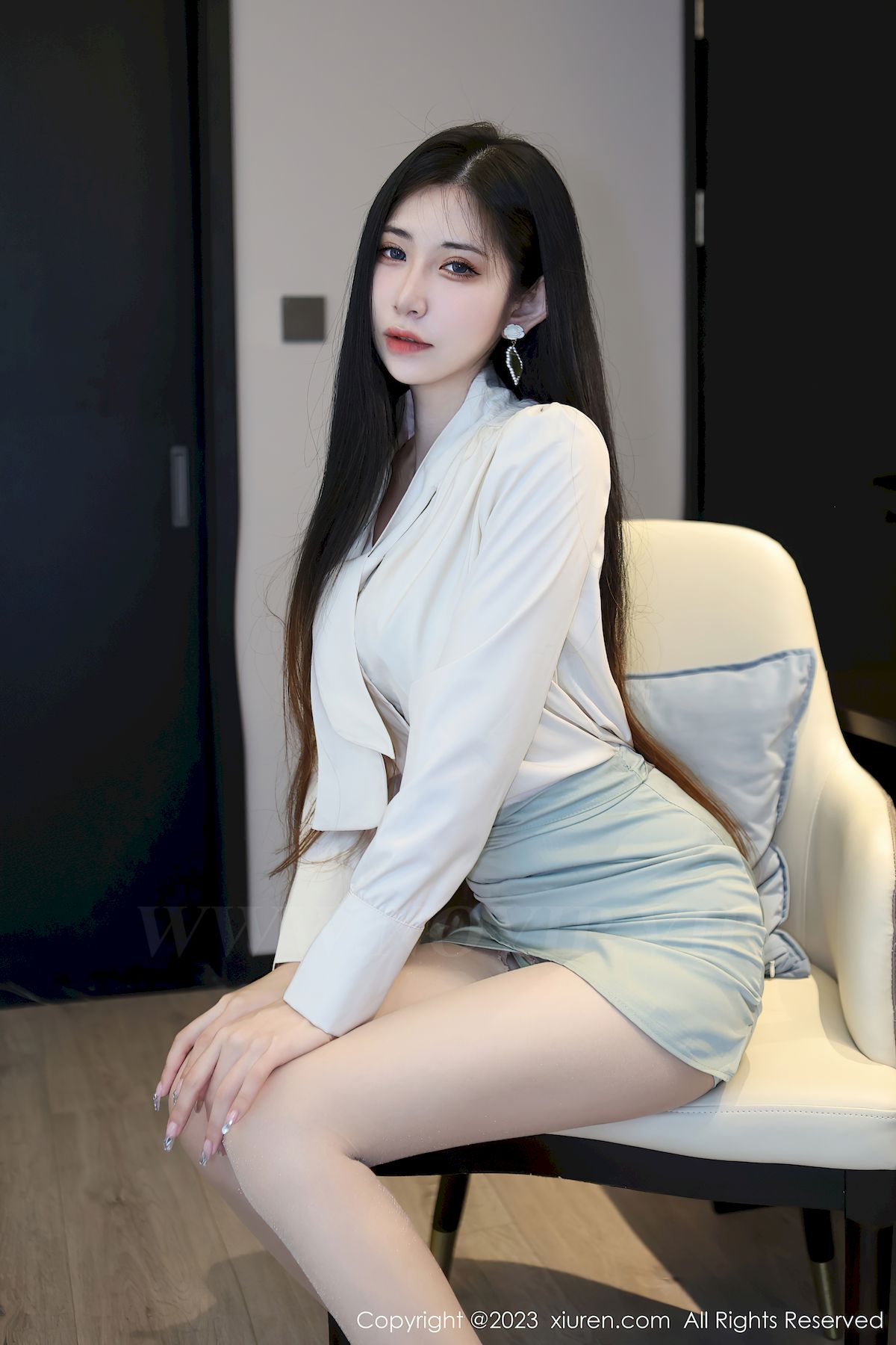 秀人网新人模特依娜Yina浅色上衣搭配灰绿色短裙性感写真