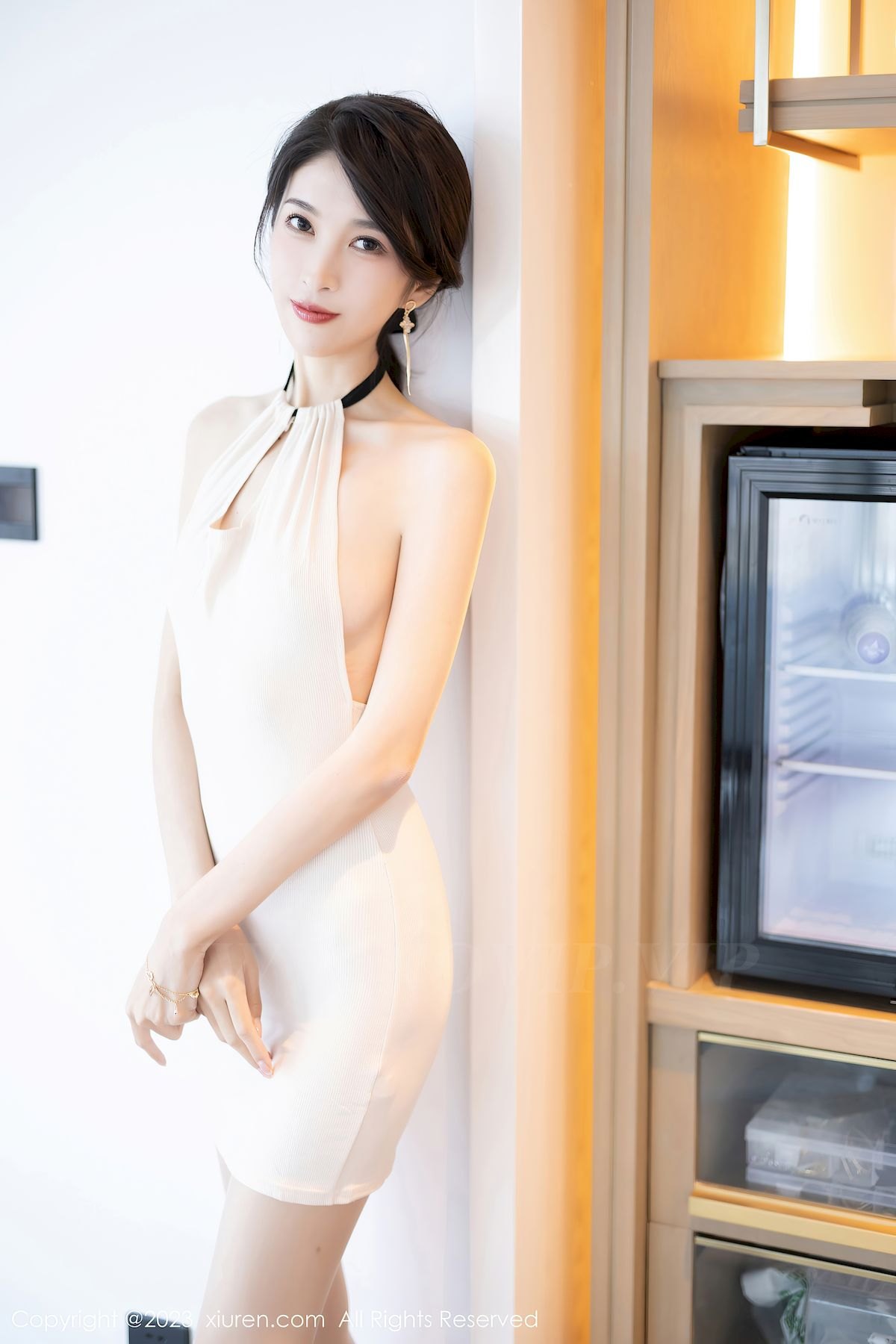 秀人网美女模特林乐一米色连身短裙搭配原色丝袜性感写真