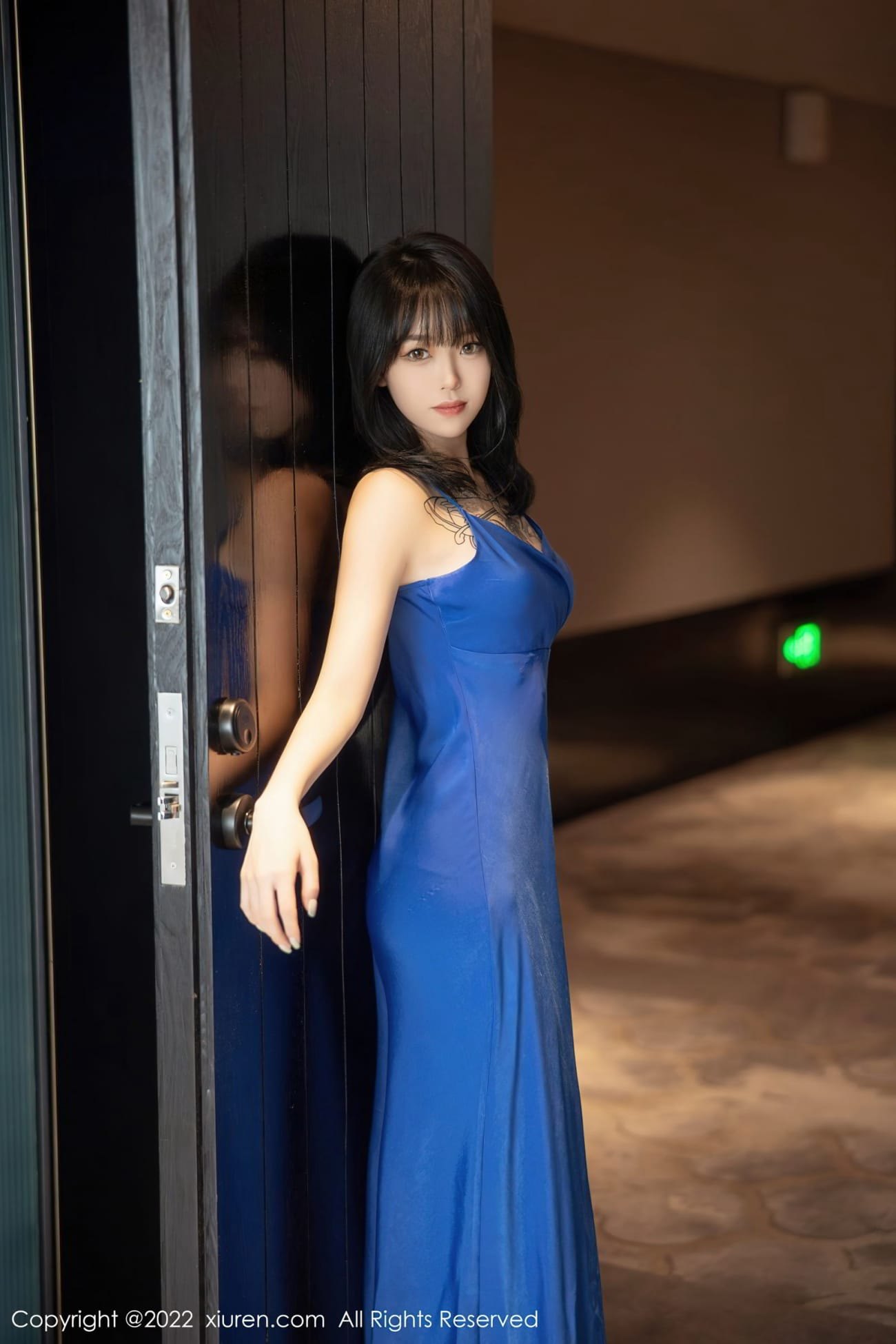 秀人网美女模特小奶瓶呜呜蓝色吊带裙灰色丝袜性感写真