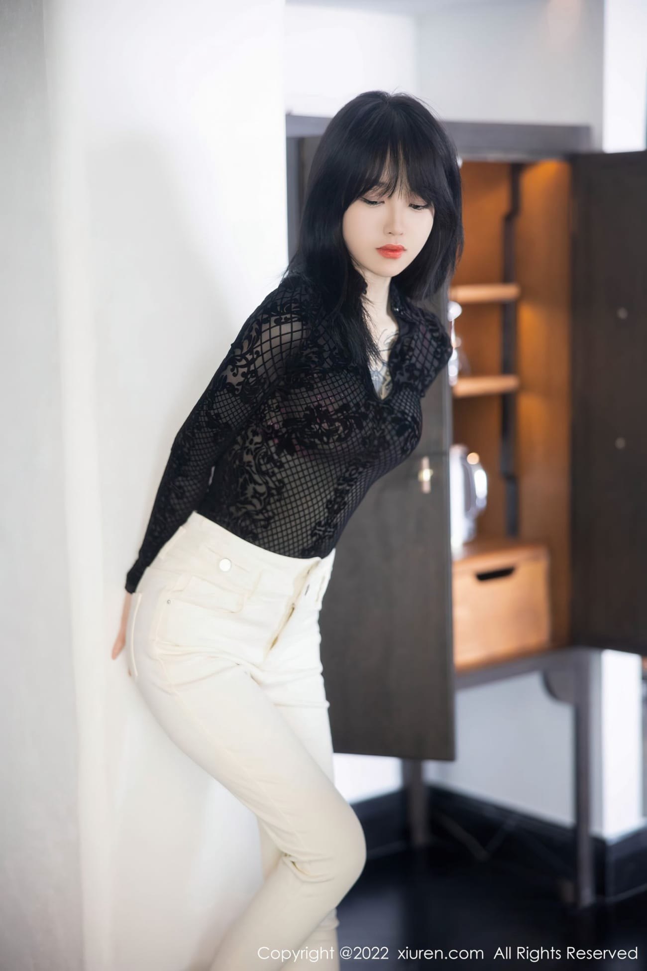 秀人网美女模特小奶瓶呜呜网纱轻透上衣搭配白色长裤写真
