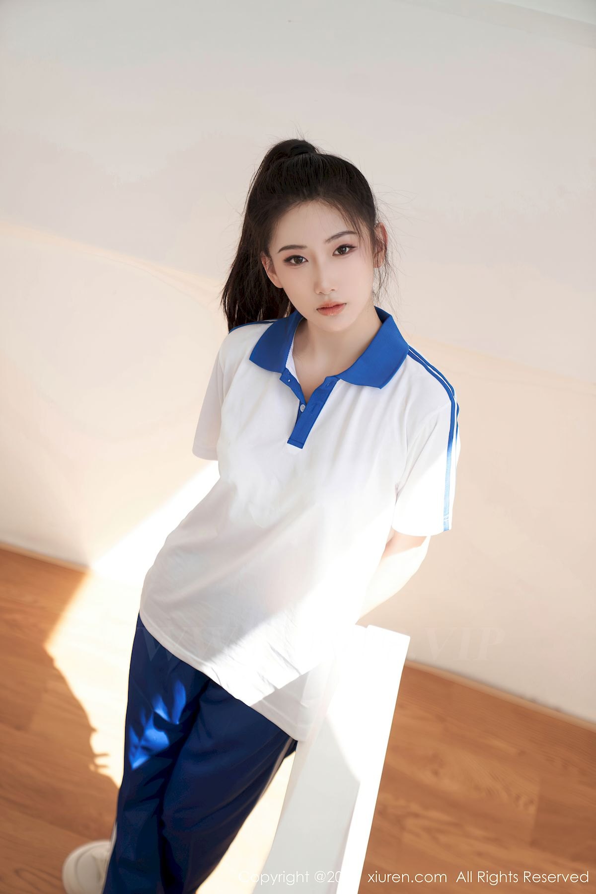 秀人网新人模特@沈青黛白色上衣蓝色长裤学妹装扮写真