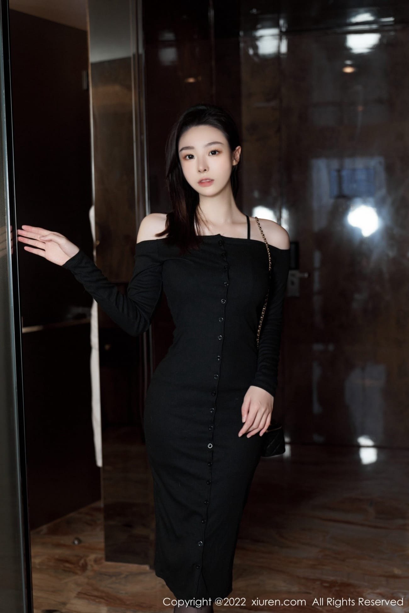 秀人网美女模特逗逗DouDou露肩连衣长裙黑丝系列珠海旅拍