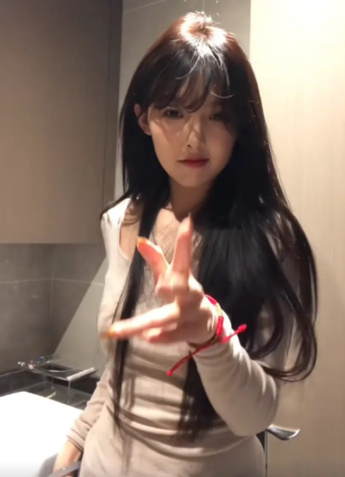 女网红欧尼熊塌房，聊天记录曝光与可心交往期间脚踏两只船！