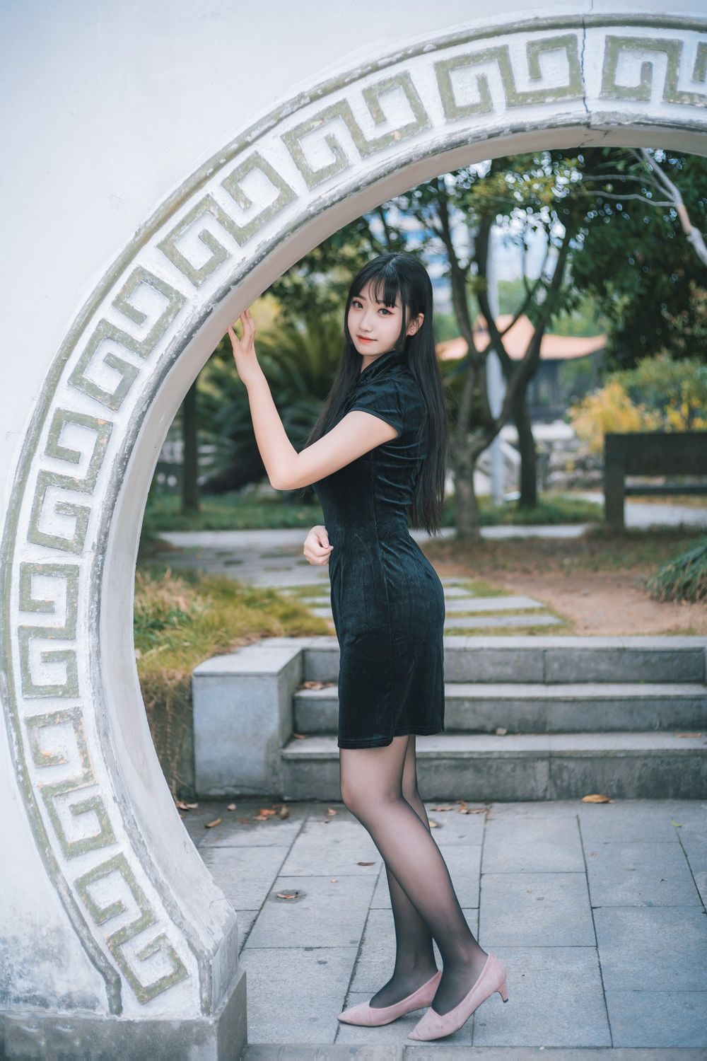 喵糖映画清纯美少女黑丝美腿 黑色旗袍系列户外公园写真