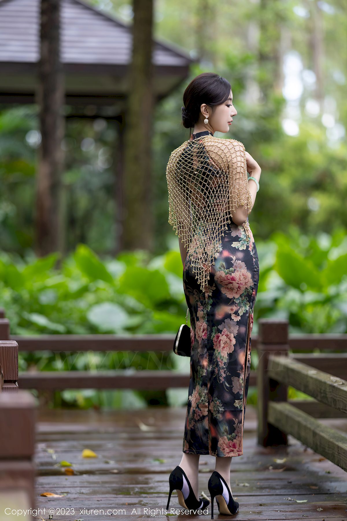 秀人网性感女神王馨瑶yanni花纹旗袍原色丝袜安吉旅拍