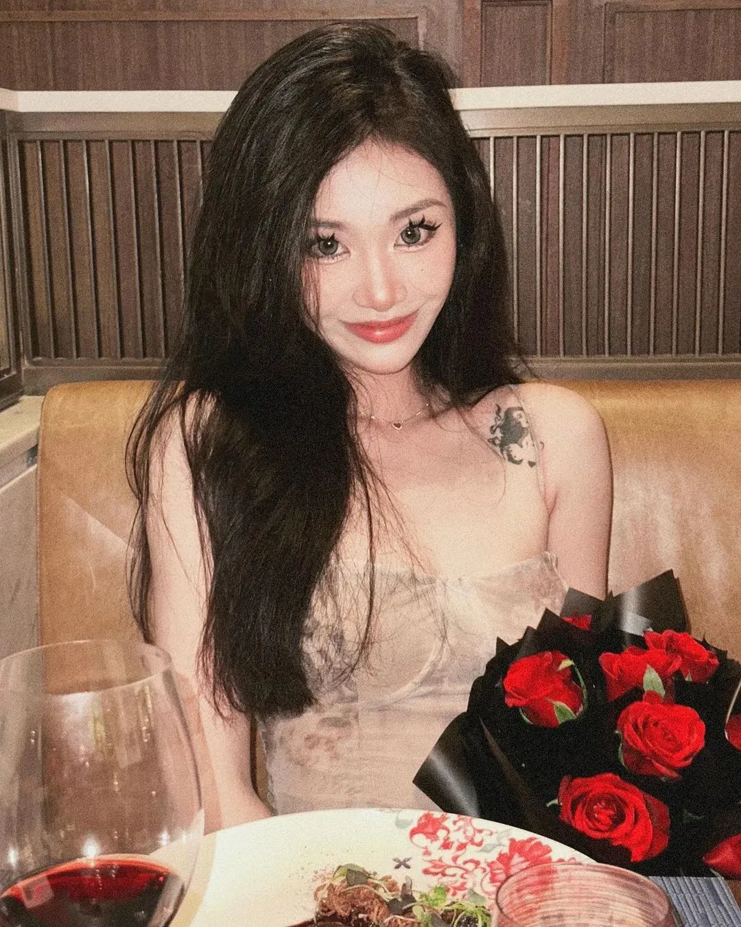 国产网红Audreyz，钟爱黑丝御姐风（附生活照写真图片） | 黑料正能量