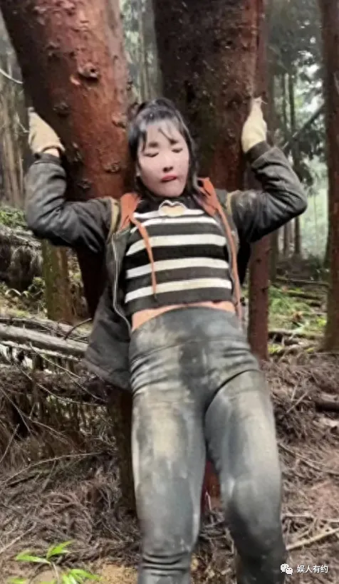 想不到吧！这就是大凉山的网红主播背着下山的木头，竟然是空心的 | 黑料正能量