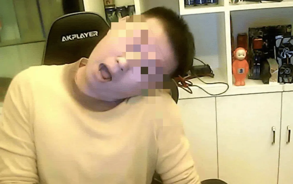 吃瓜｜疑似某知名男主播C粉正嗨，突然发现头顶偷拍摄像头！慌忙结束“战斗”！ | 黑料正能量