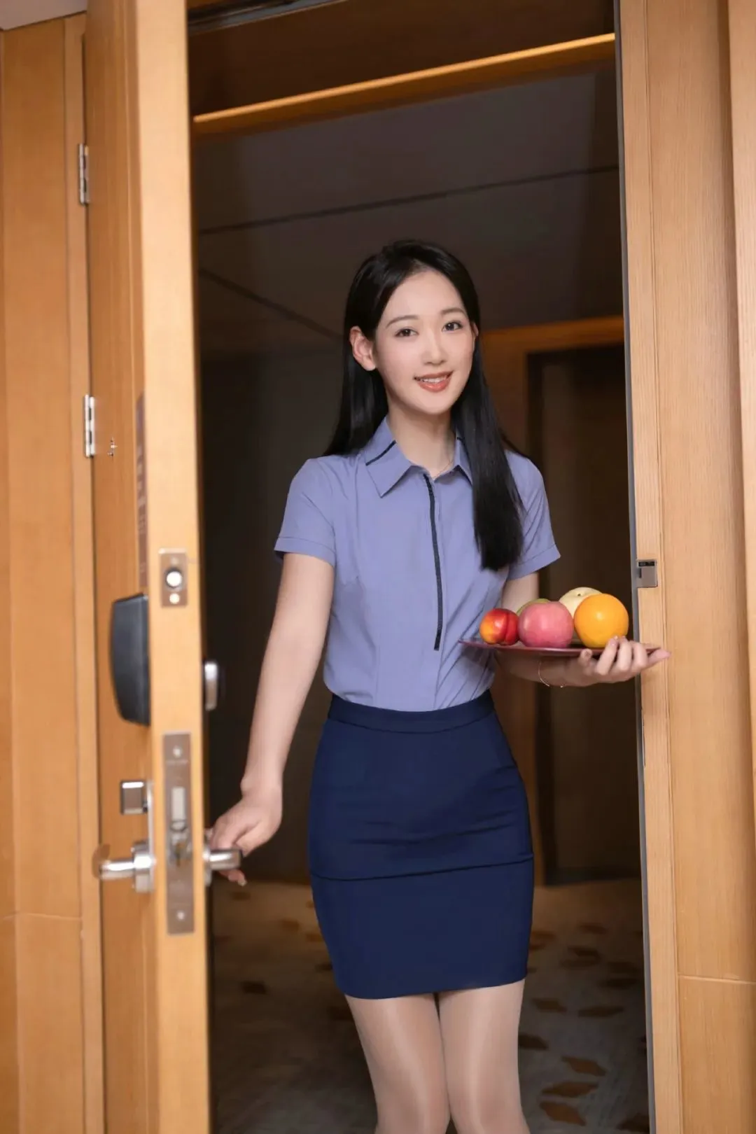 唐安琪写真作品——服务生 摄影评测赏析 | 黑料正能量
