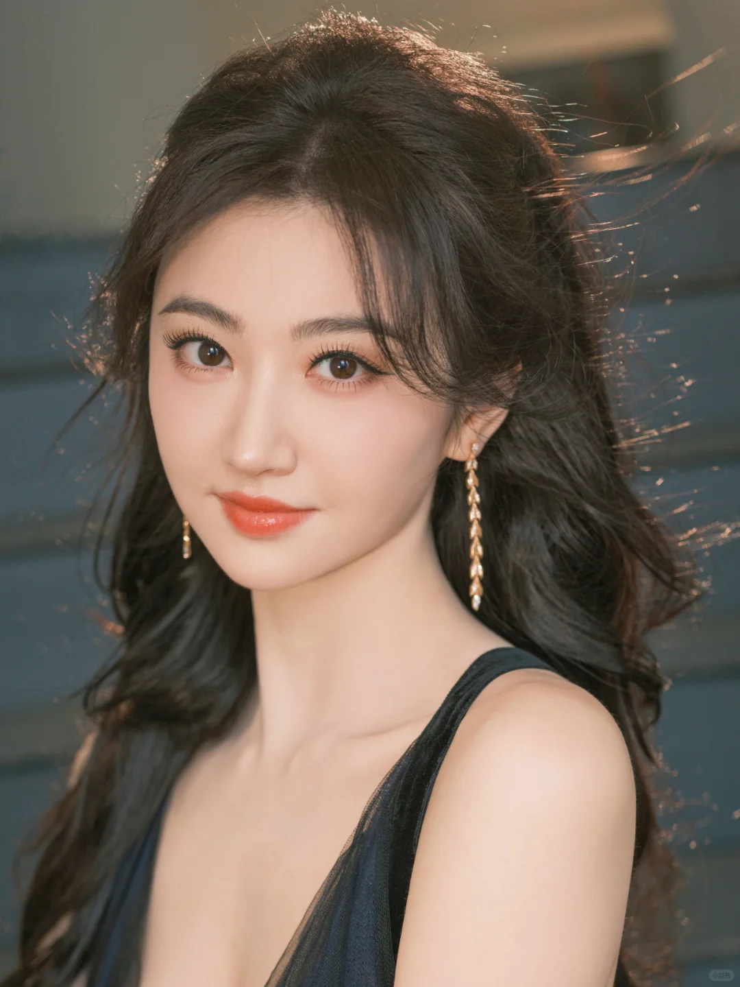 景甜穿深V露背纱裙，白皙绝美，明艳动人
