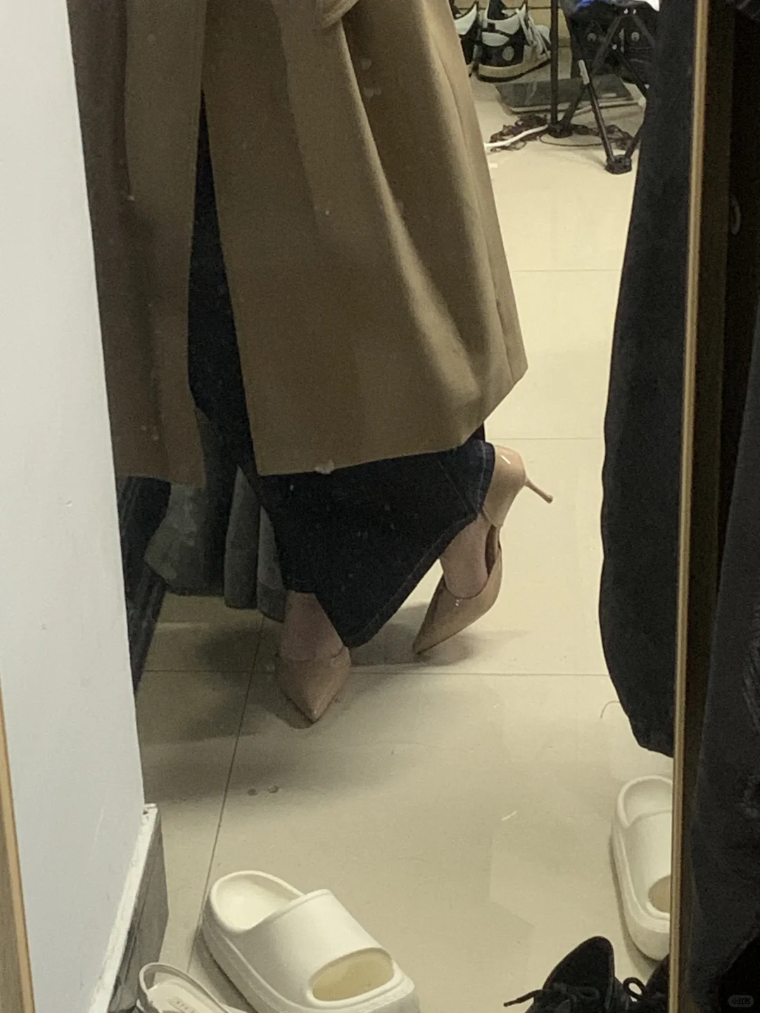 女大学生勇闯裸色高跟鞋