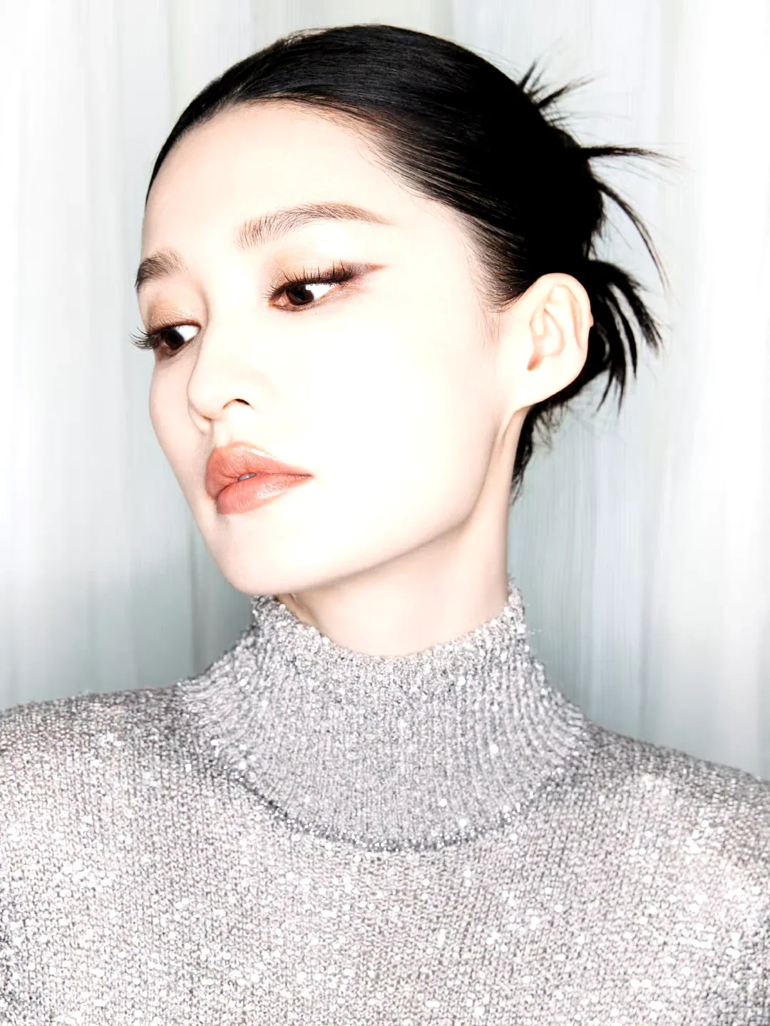 李沁穿满钻透视裙性感婀娜 身姿妙曼窈窕张