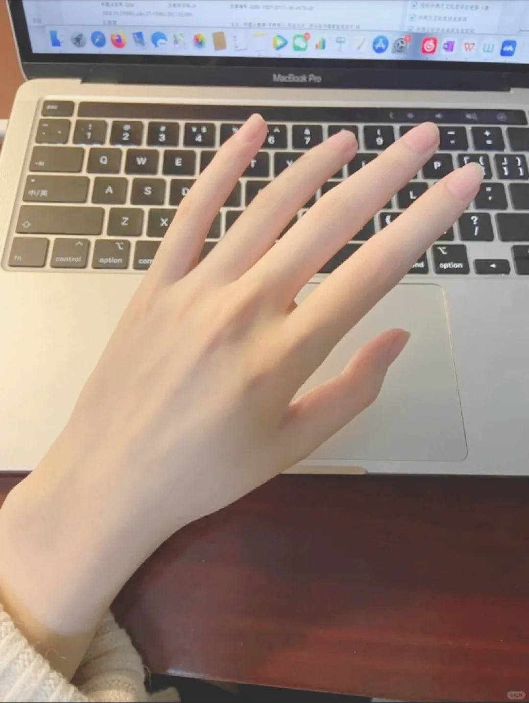 不做美甲的手