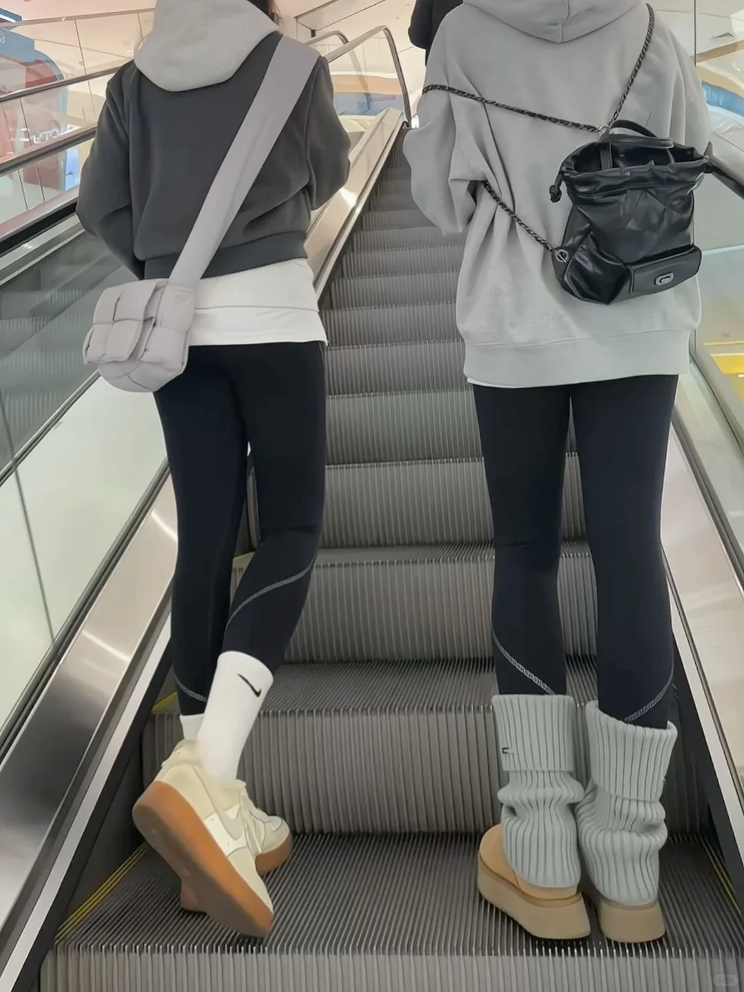坐电梯看到的瑜伽裤...要上前跟她说
