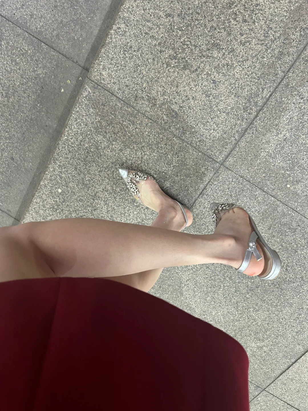 谁家尖头鞋能把脚给划破啊！