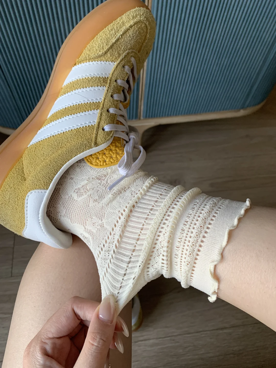 给这双镂空蕾丝中筒袜美到了啊啊啊 ✨✨谁懂！