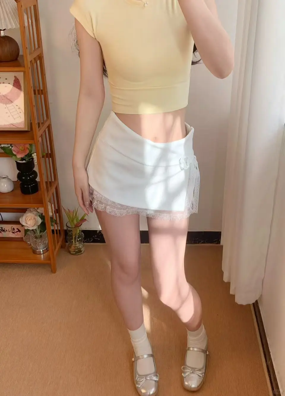 辣妹正肩短袖+蕾丝短裙＝甜辣温柔风
