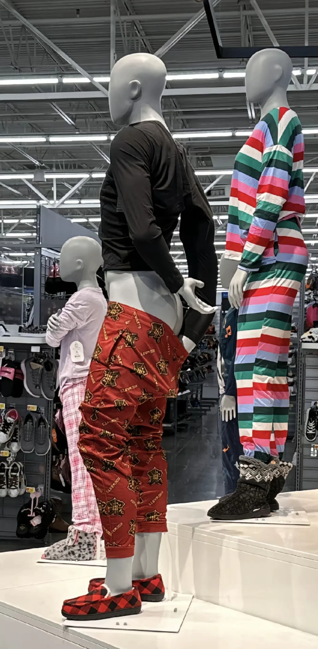 这模特摆的真颠啊，哈哈哈哈哈哈哈哈哈哈哈