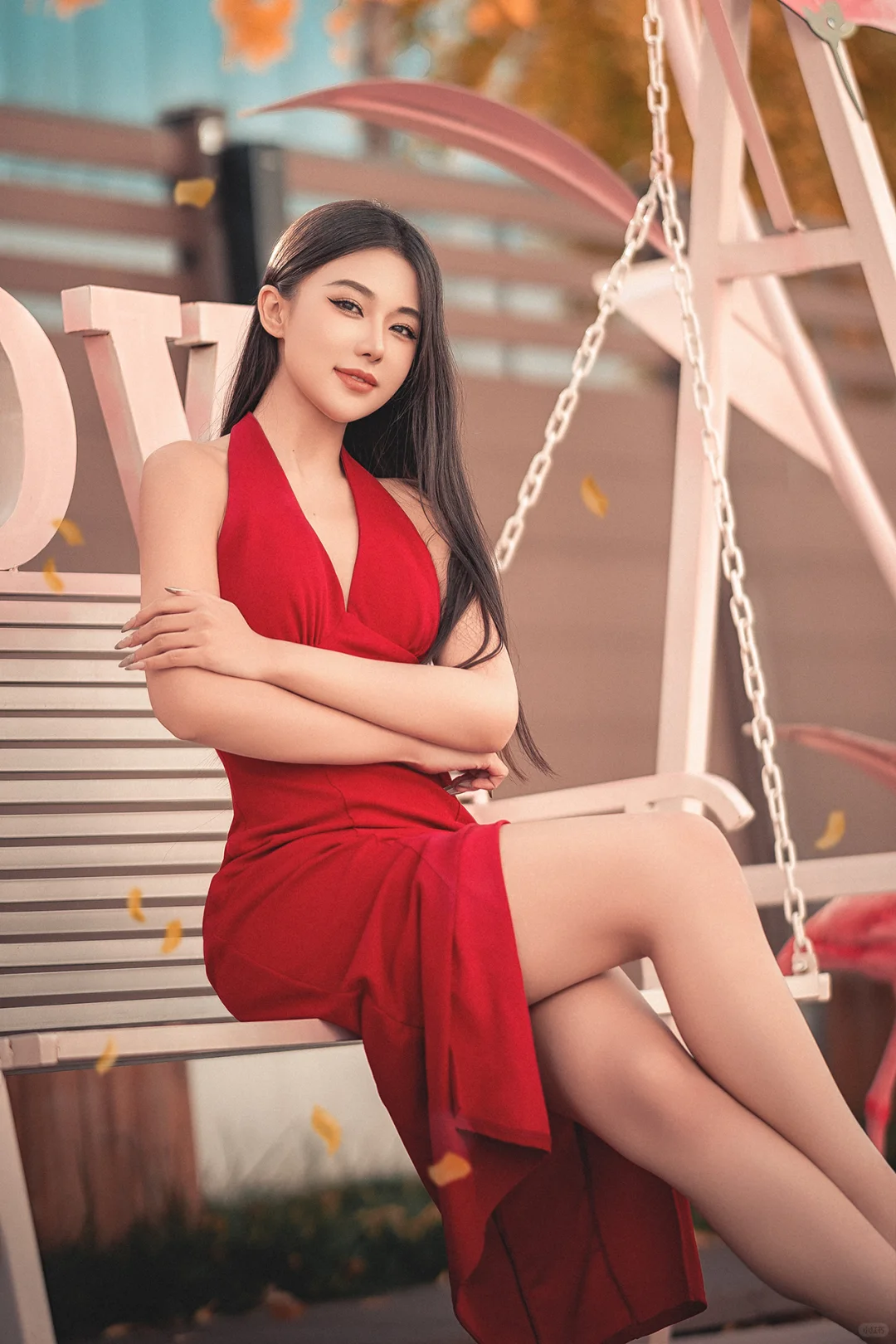 唯美写真“秋千上的红裙女孩”你喜欢吗？