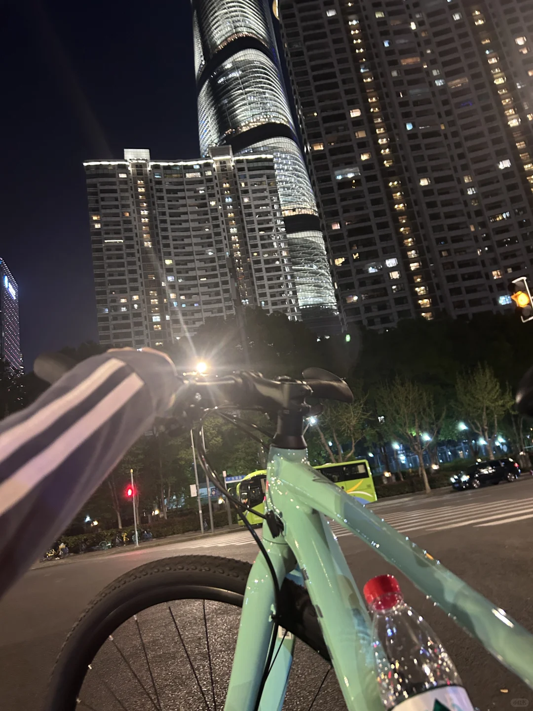 恭喜图中的女士喜提新车🚗夜骑活力满满