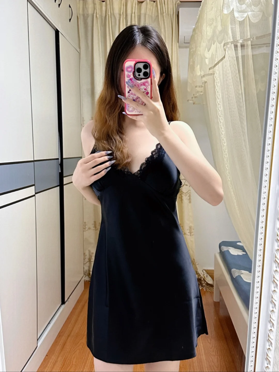 左滑看我黑色蕾丝吊带短裙性感上身🖤