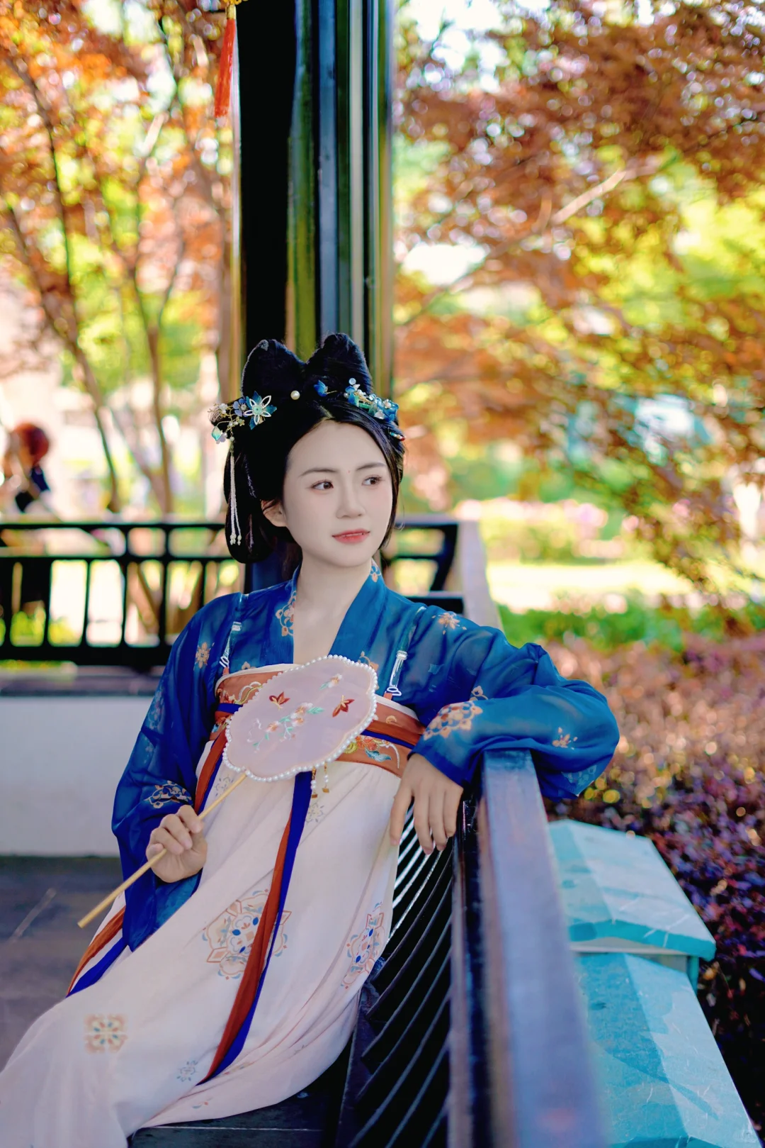 穿上汉服，仿佛穿越千年，走进了那个诗情画