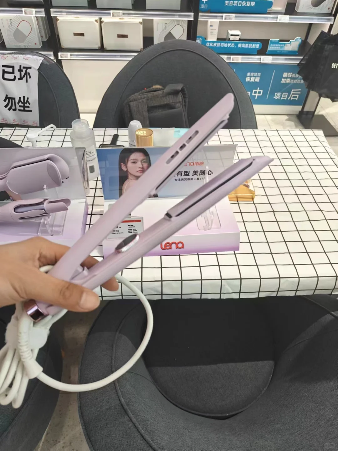 Lena越来越牛了，妍丽都有了，顺便拉了个头