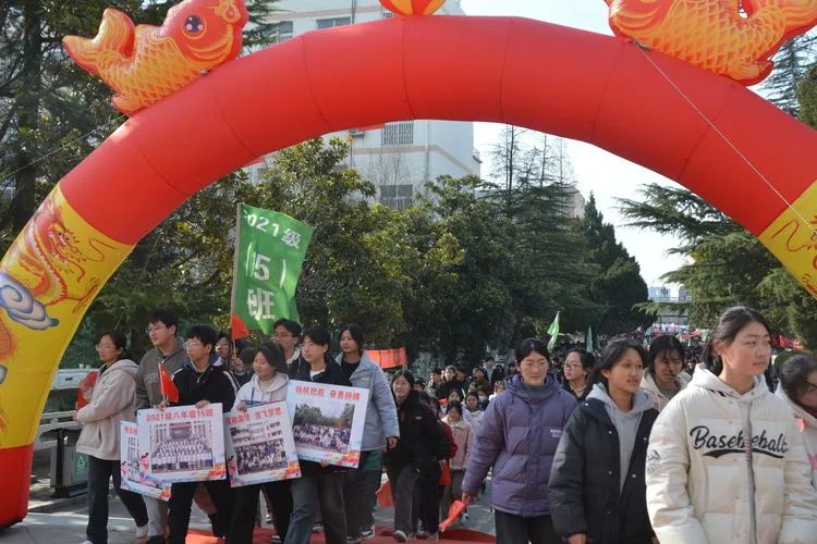 蒙城中学励志报告会振奋中考冲刺精神 第18张