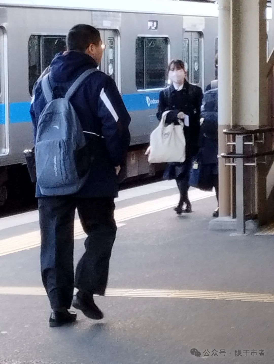 日本的中考,孩子就跟去超市买饮料一样,没有家长老师送考,更没有交通管制,还可以把考卷带出来回去研究答案.与中国完全不同. 第2张