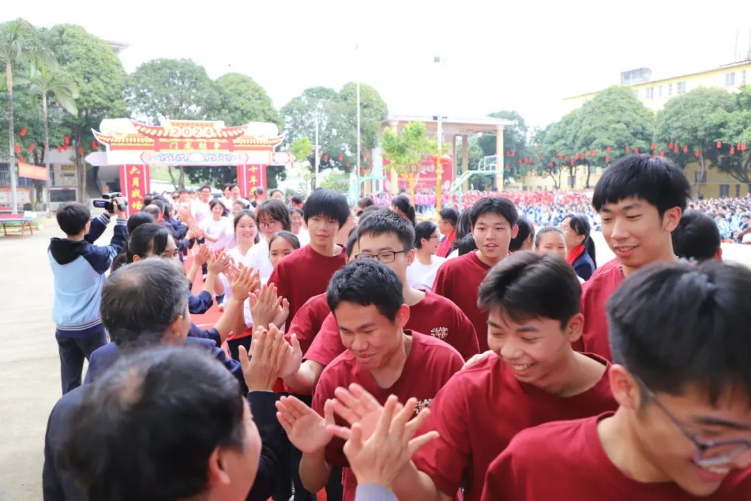 决战高考 超越梦想|南宁市第四十三中学2024届“虎狼军团”高考誓师大会 第26张 决战高考 超越梦想|南宁市第四十三中学2024届“虎狼军团”高考誓师大会 第26张